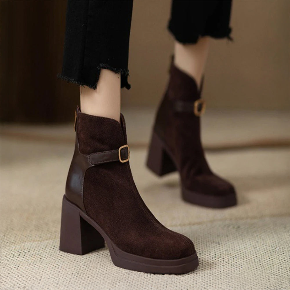 Jodie מגפי זמש עם אבזם ועקב עבה