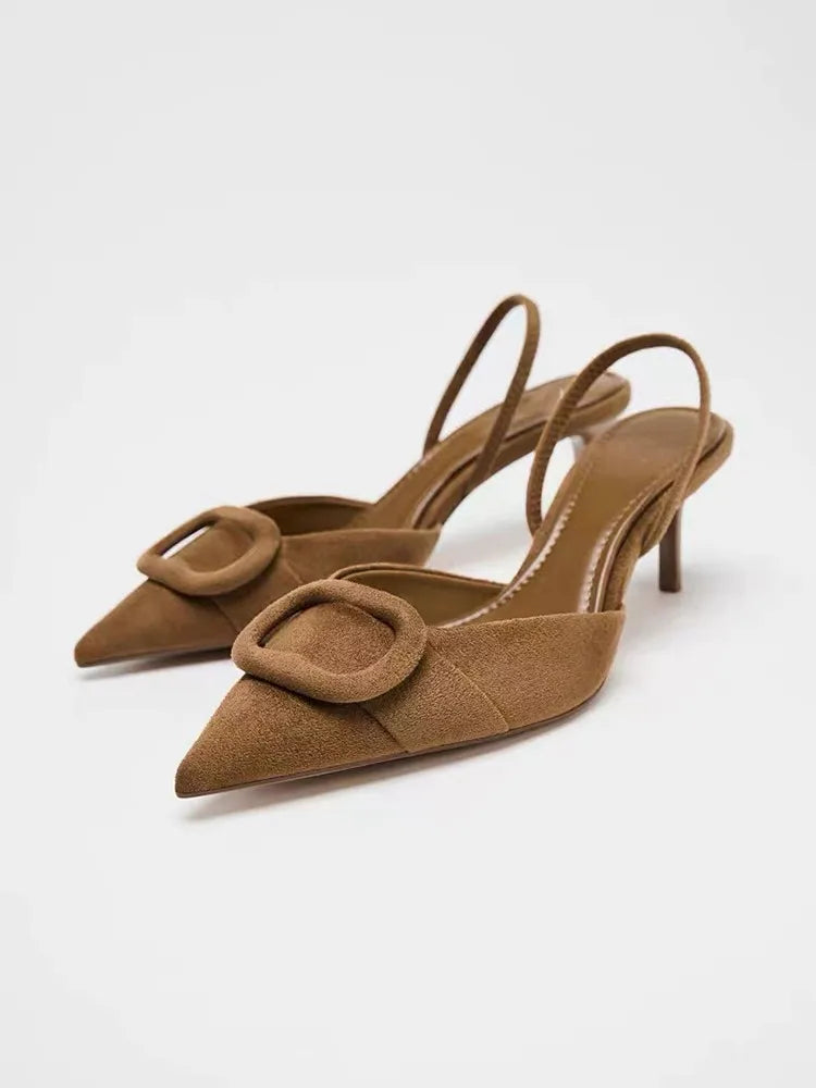 Clarke נעלי עקב מחודדות חום עם רצועה ועיטור אבזם