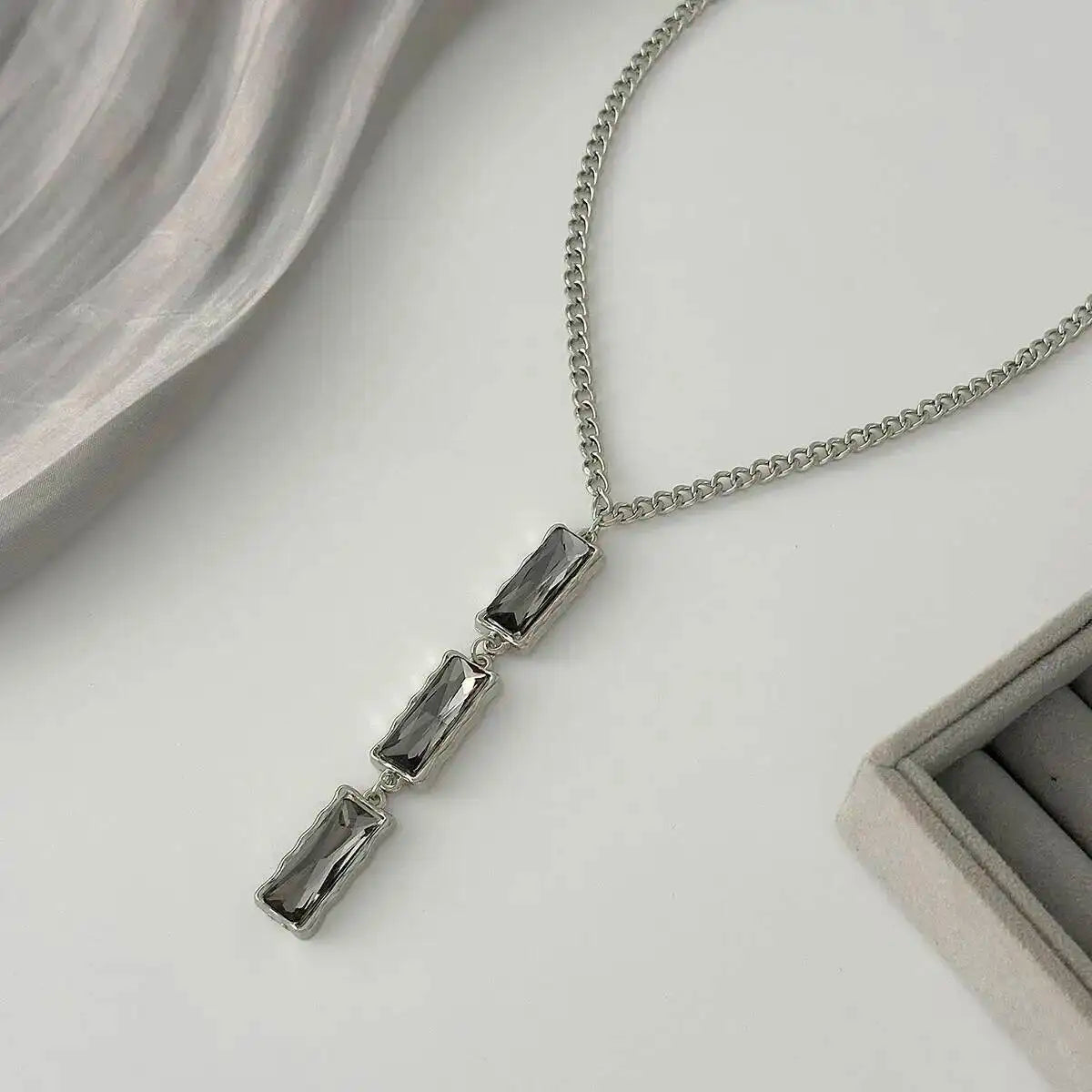 Virella שרשרת צ'וקר עם קריסטל שחור