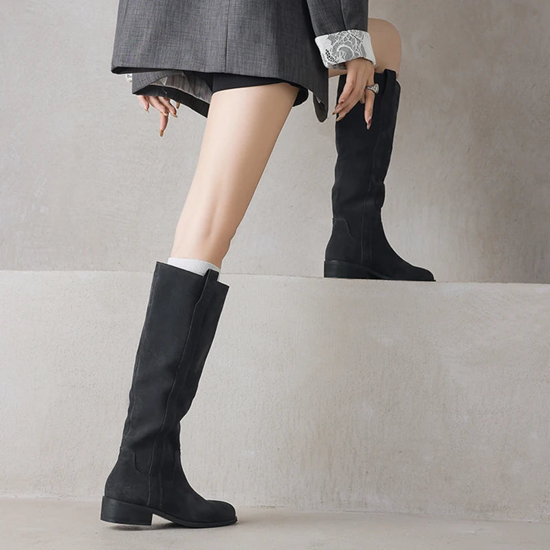 Vinnie מגפי ברך זמש עם עקב בינוני