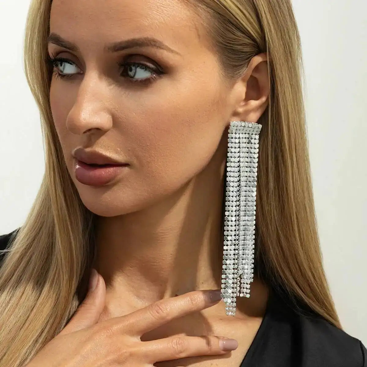 Hess עגילי טאסל זהב נוצצים סטייטמנט ארוכים