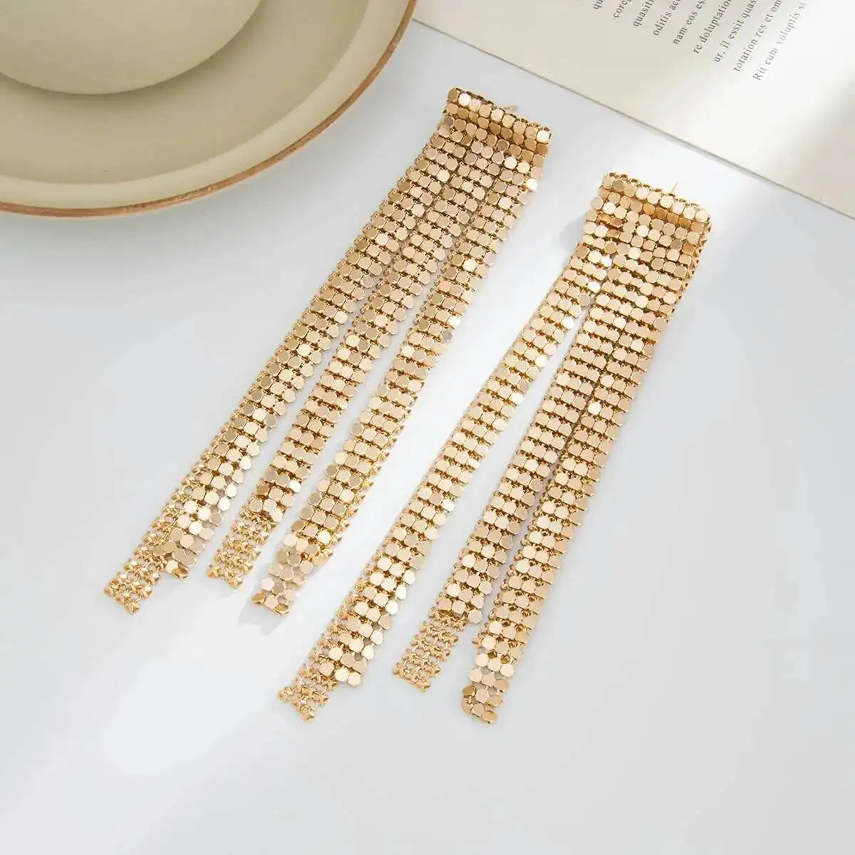 Hess עגילי טאסל זהב נוצצים סטייטמנט ארוכים