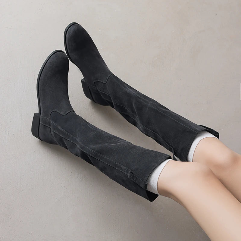 Vinnie מגפי ברך זמש עם עקב בינוני