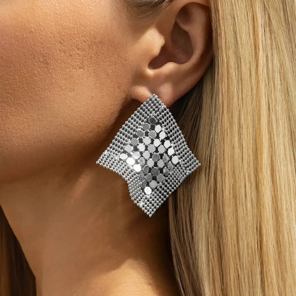 Aurelia עגילי גיאומטריים בעיצוב רשת