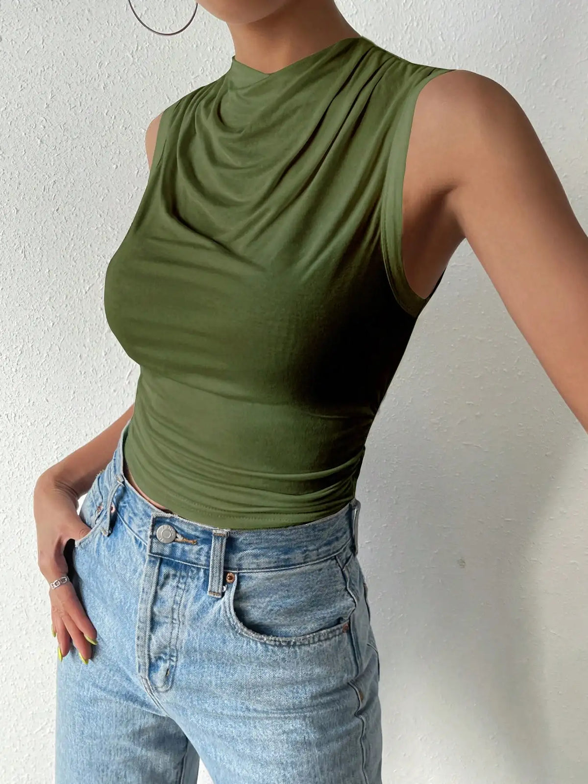 Gwen טופ קיץ עם קפלים וצווארון חצי גבוה