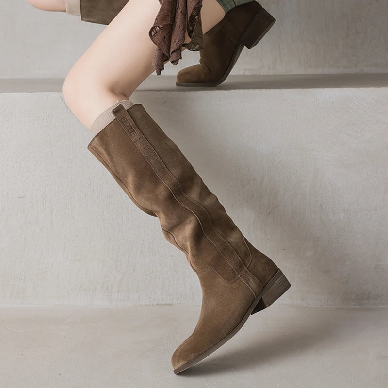 Vinnie מגפי ברך זמש עם עקב בינוני