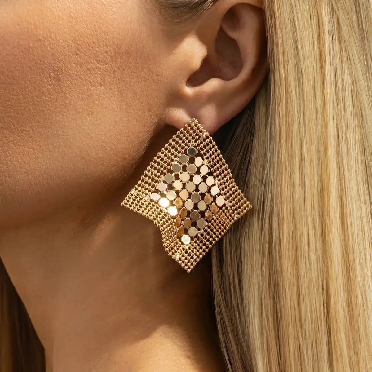 Aurelia עגילי גיאומטריים בעיצוב רשת