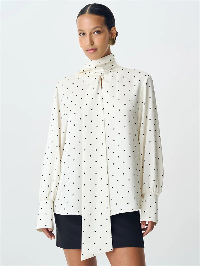 Nia חולצת פולקה דוט סאטן עם קשירה