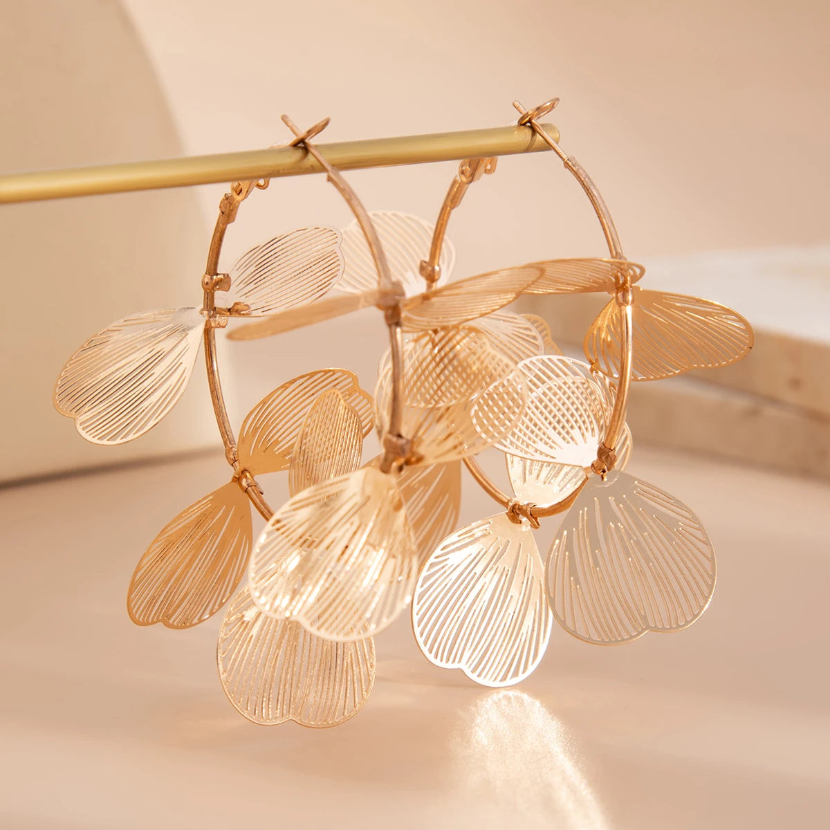 Morton עגילי עלי כותרת תלויים בוהו