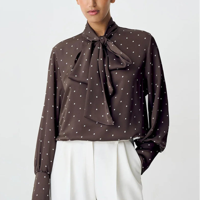 Nia חולצת פולקה דוט סאטן עם קשירה