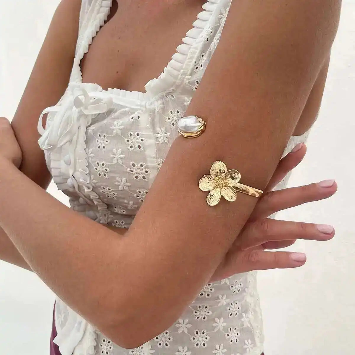 Levy צמיד זרוע פתוח פרח עם פנינה