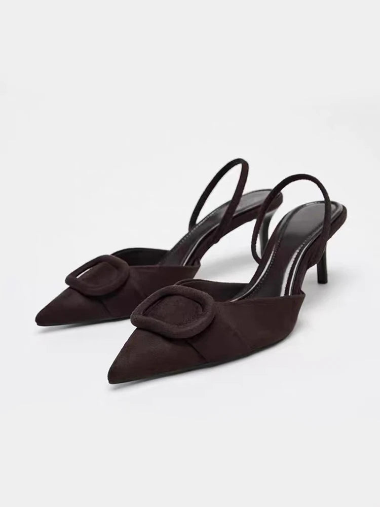 Clarke נעלי עקב מחודדות חום עם רצועה ועיטור אבזם