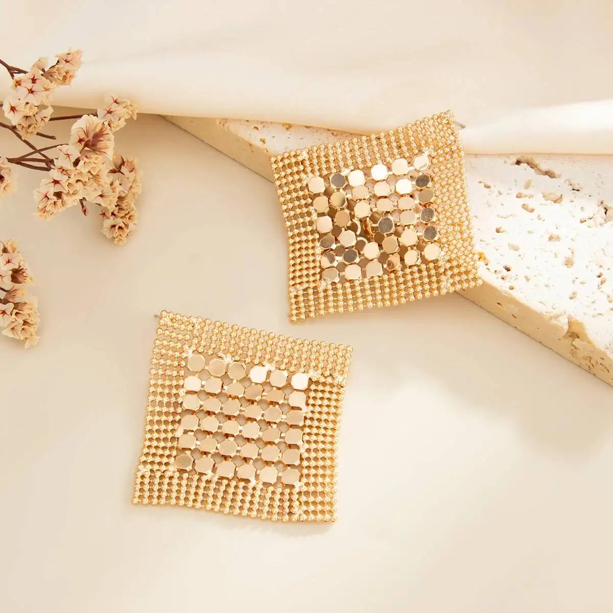 Aurelia עגילי גיאומטריים בעיצוב רשת