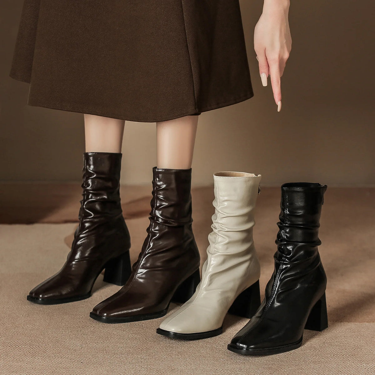 Gomez מגפי עקב אלגנטיים עם קפלים