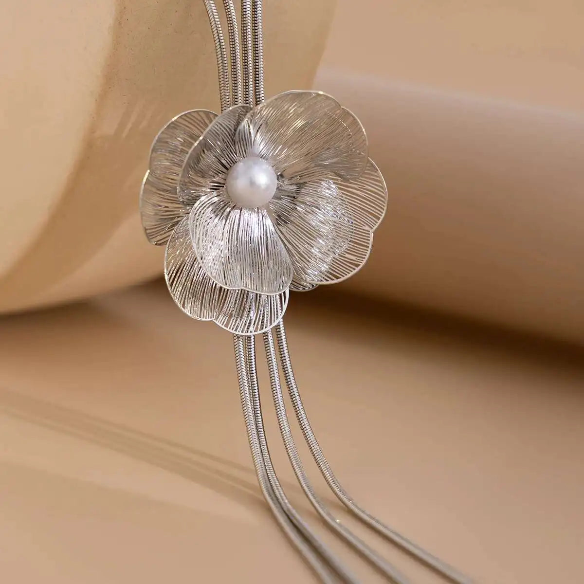 Eden שרשרת פרח עם תליון פנינה