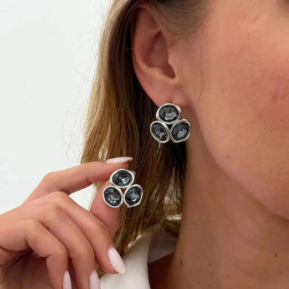 Bean עגילי סטד משולשים עם קריסטלים