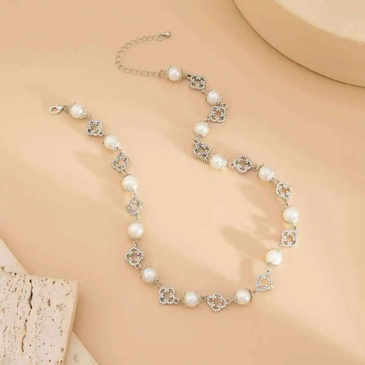 Celestia שרשרת צ׳וקר פנינים פרחוניות