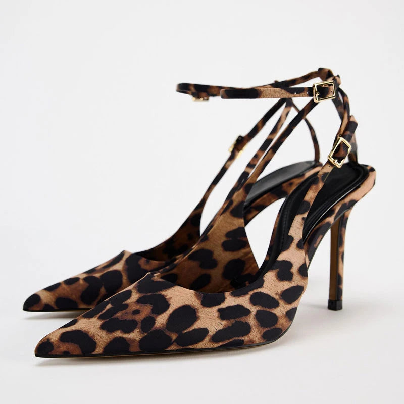 Lowri נעלי עקב מנומרות עם רצועת קרסול דקה