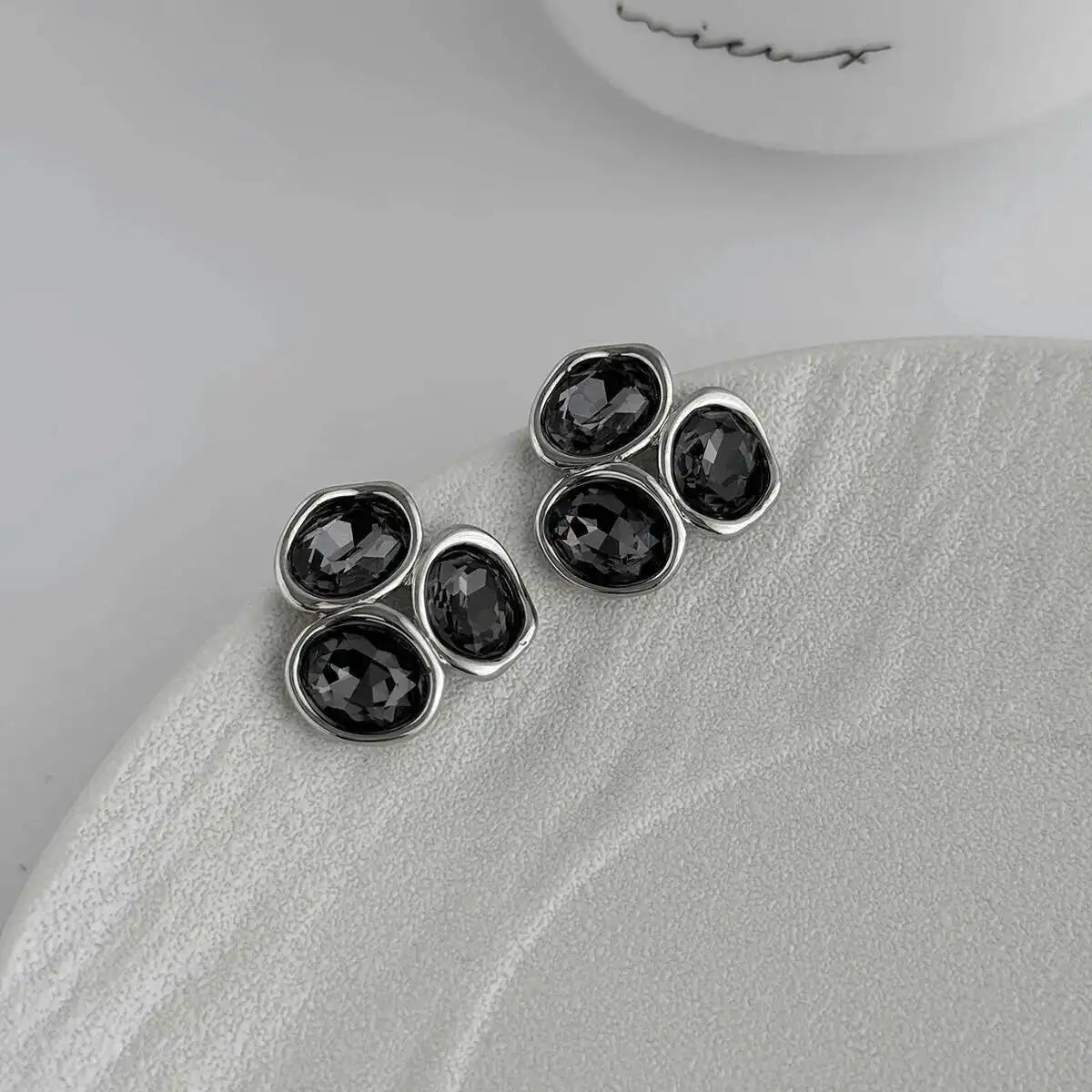 Bean עגילי סטד משולשים עם קריסטלים