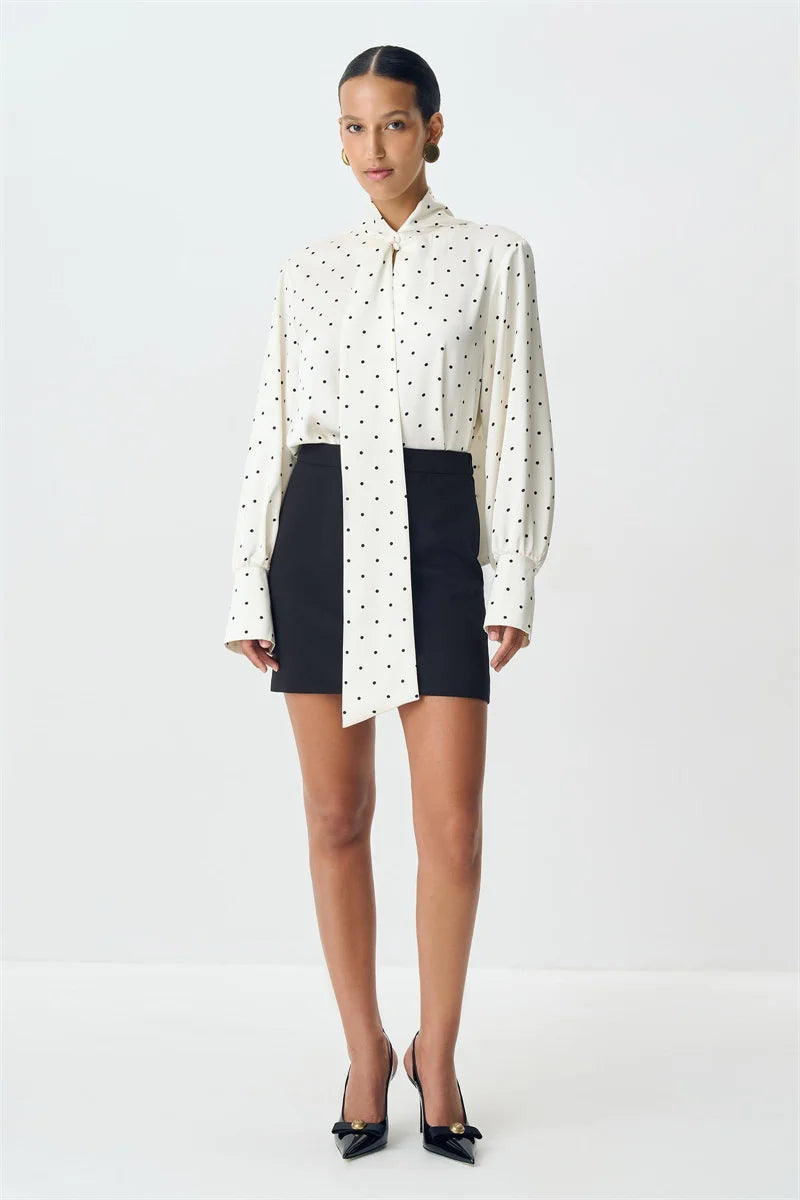 Nia חולצת פולקה דוט סאטן עם קשירה