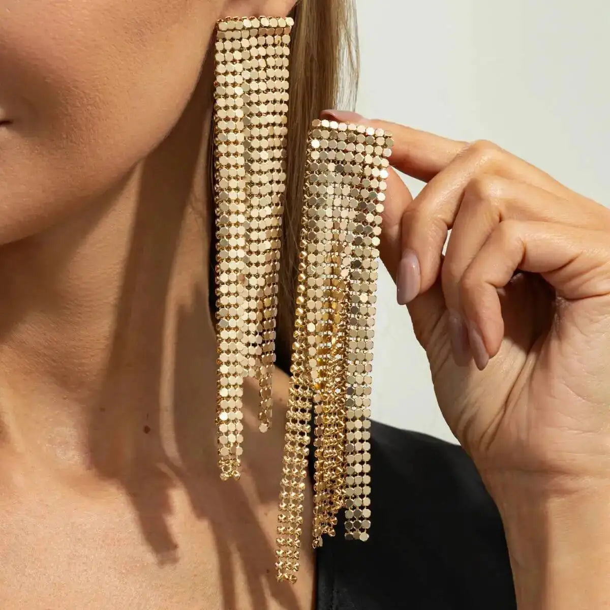 Hess עגילי טאסל זהב נוצצים סטייטמנט ארוכים