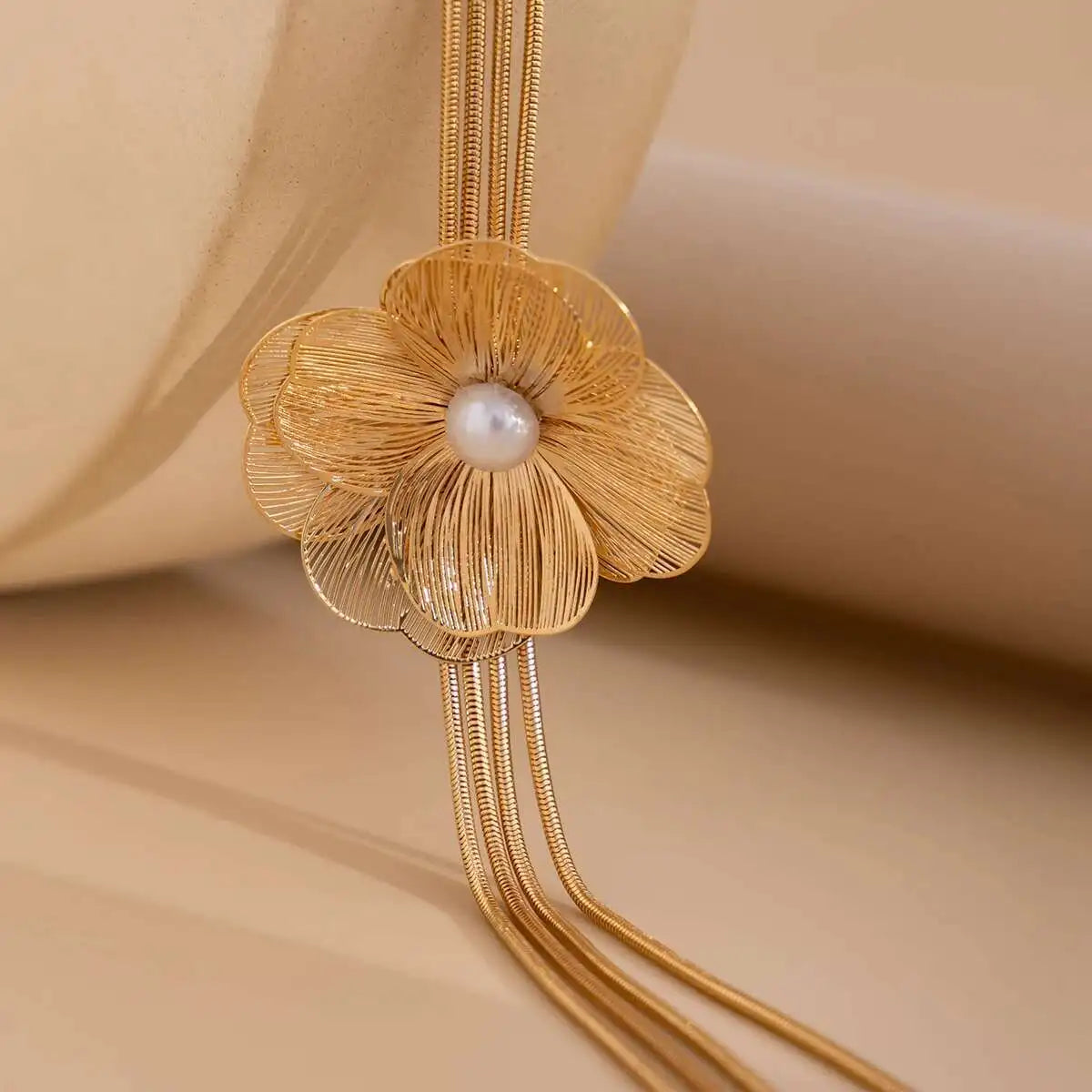 Eden שרשרת פרח עם תליון פנינה