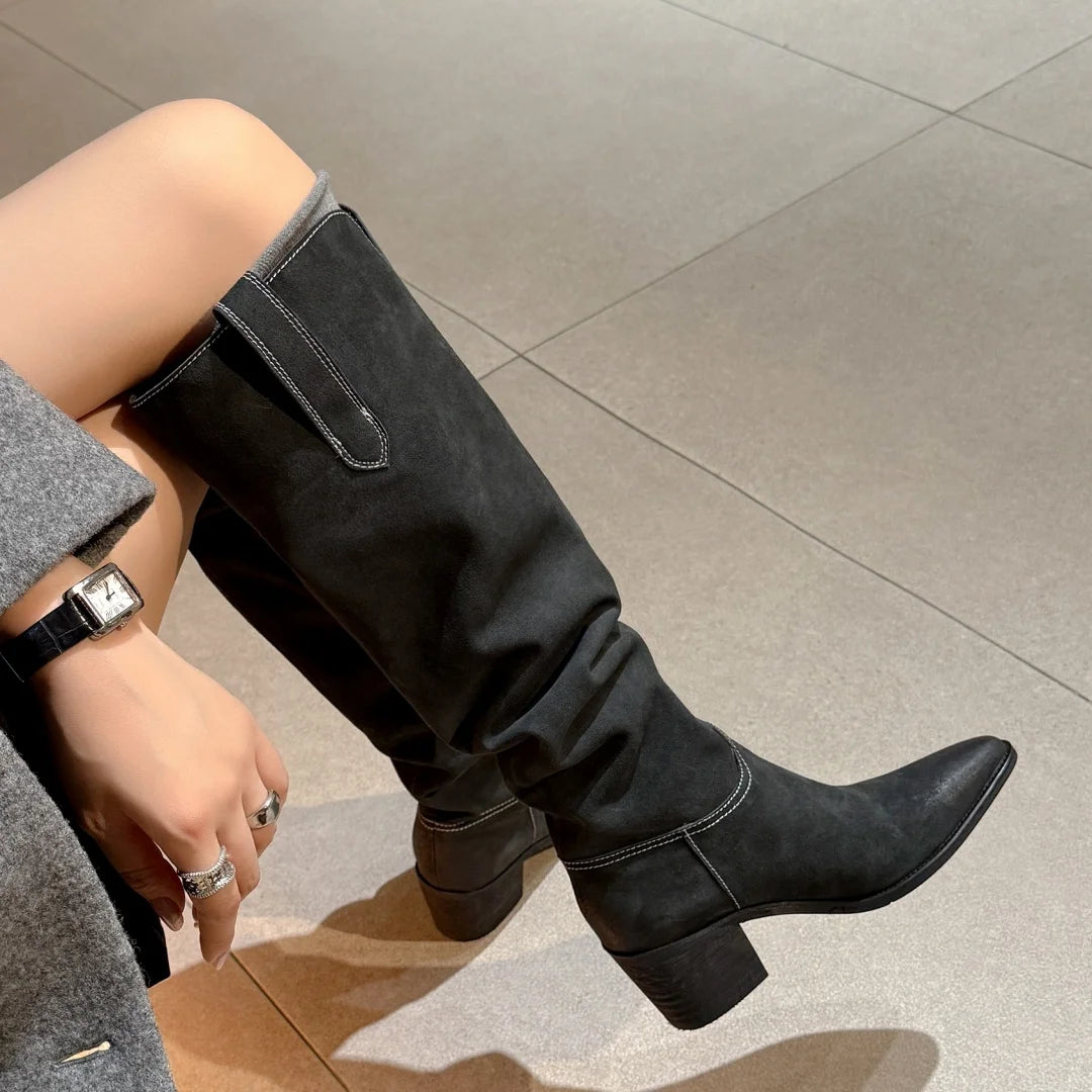 Slater מגפי ברך זמש אלגנטיים עם עקב