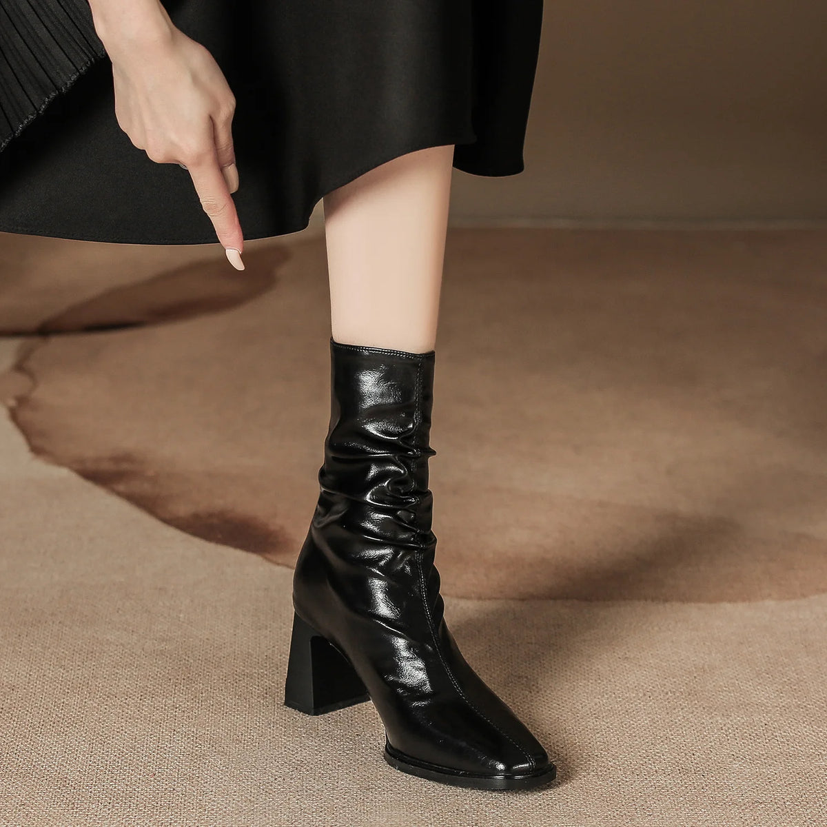 Gomez מגפי עקב אלגנטיים עם קפלים