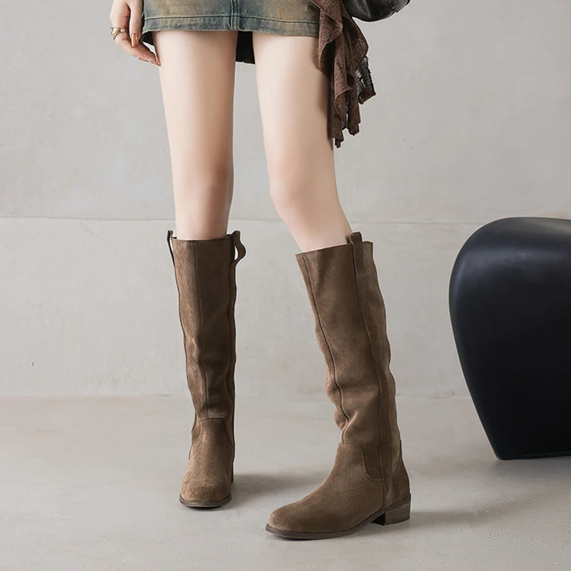 Vinnie מגפי ברך זמש עם עקב בינוני