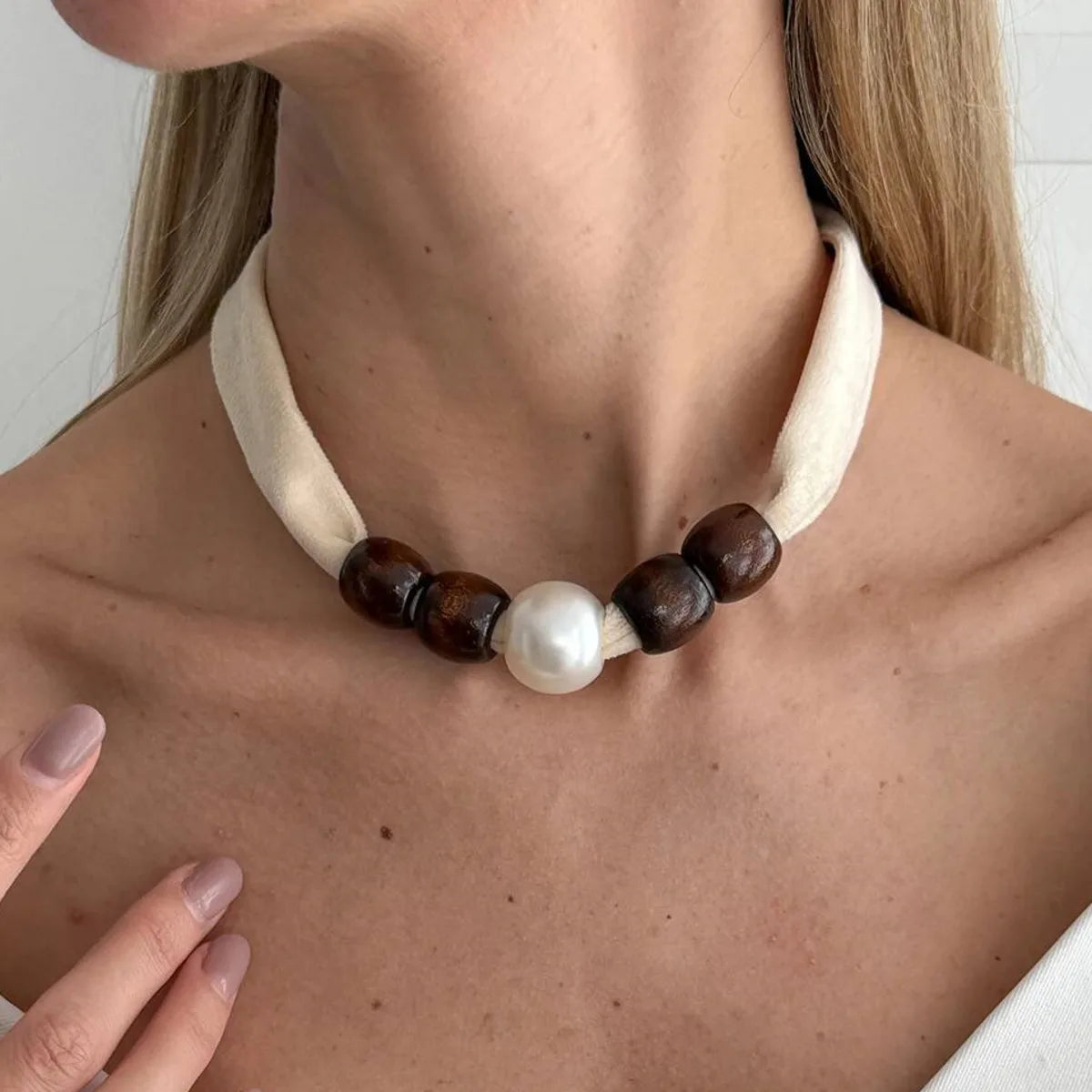 Velora שרשרת צ׳וקר עץ ופנינה