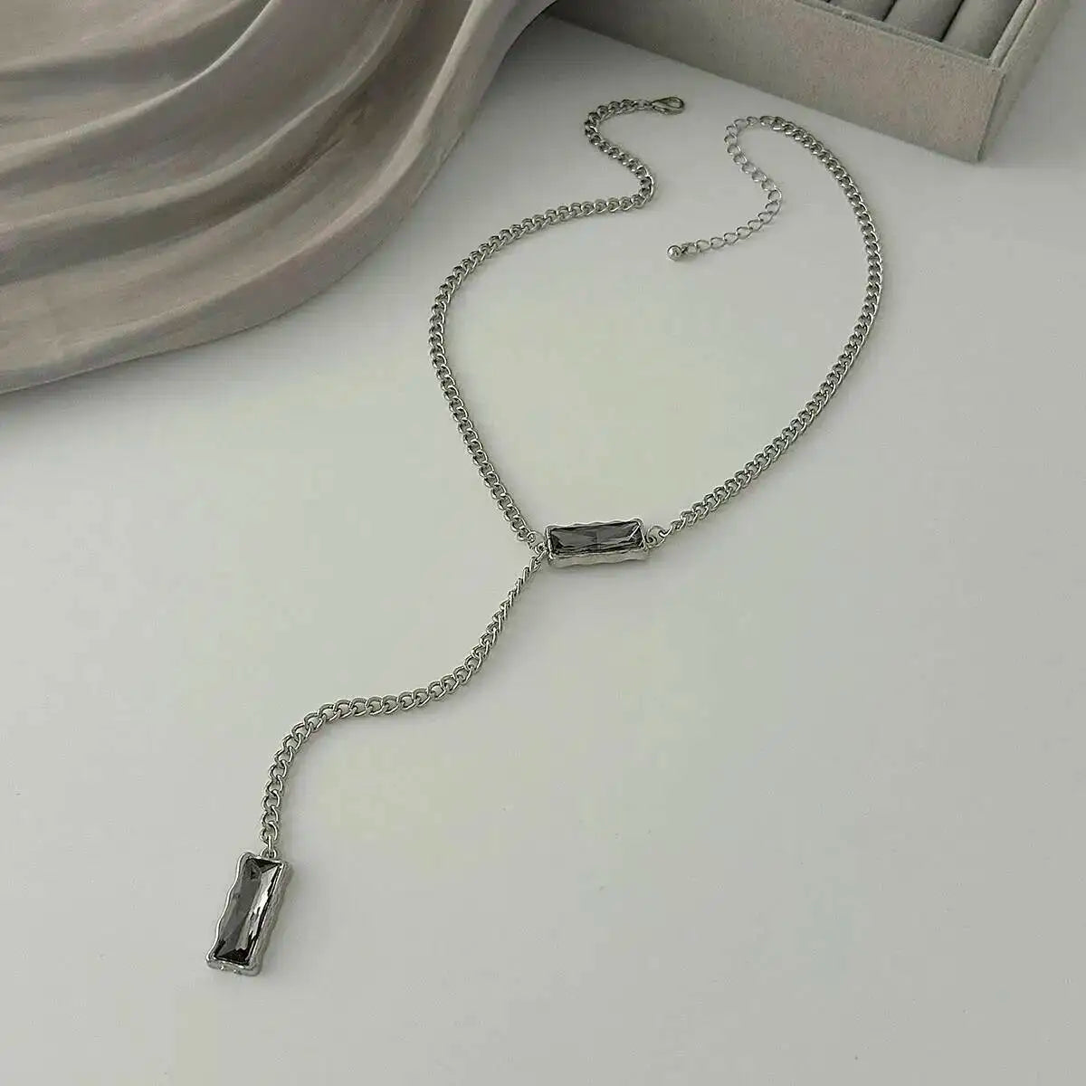 Virella שרשרת צ'וקר עם קריסטל שחור