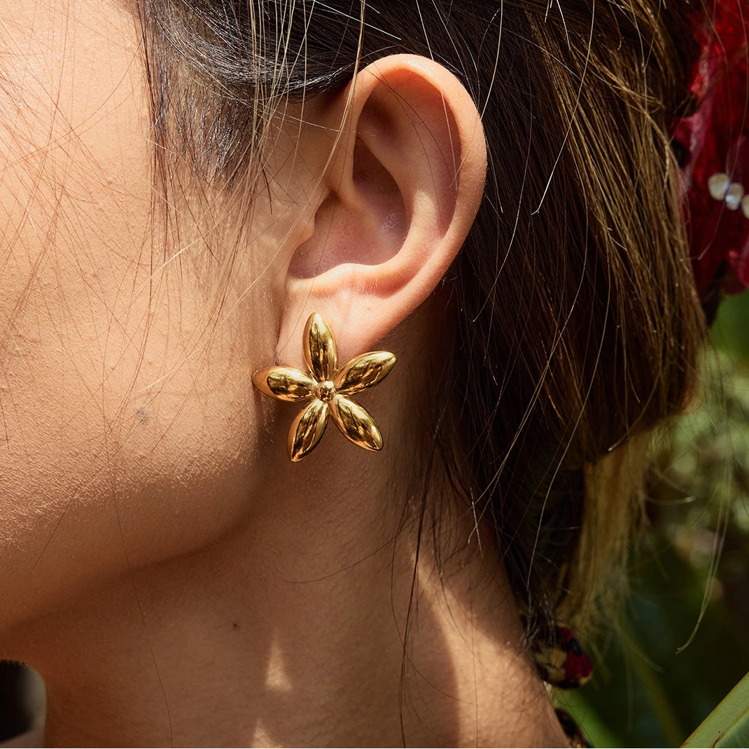 Solenne עגילי פרח מבריקים בסגנון קלאסי