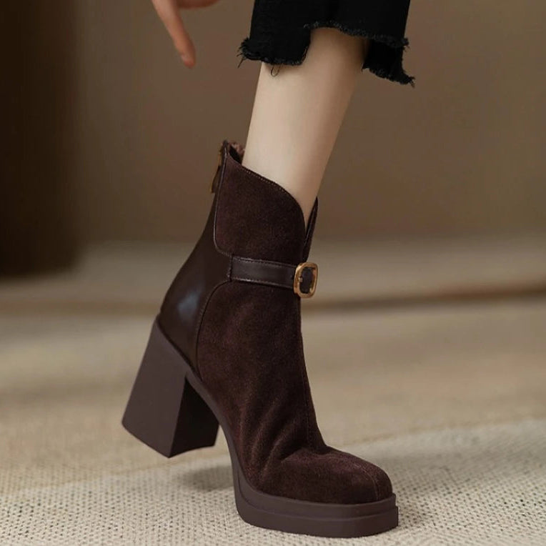 Jodie מגפי זמש עם אבזם ועקב עבה