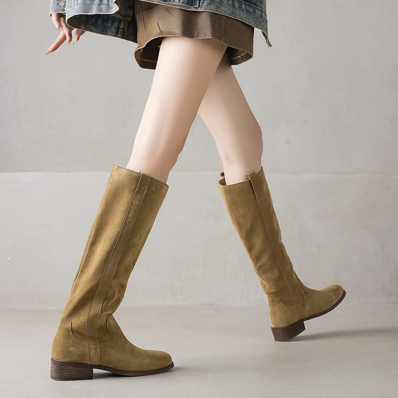 Vinnie מגפי ברך זמש עם עקב בינוני