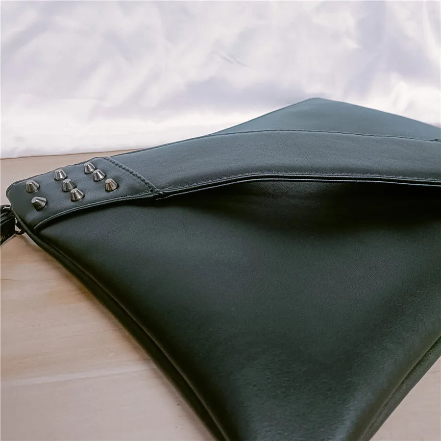 Wyatt תיק קלאץ' דמוי עור