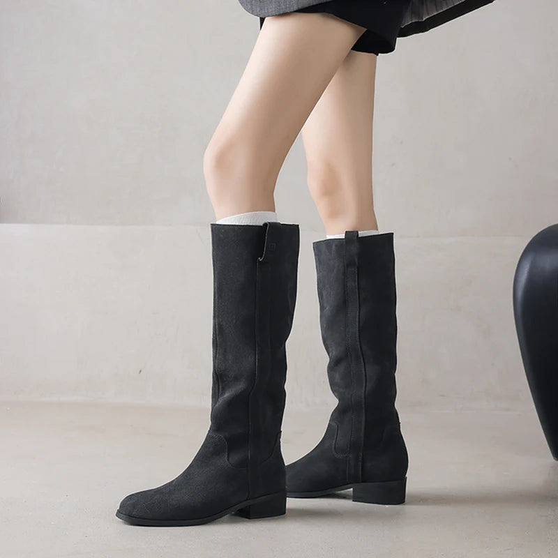 Vinnie מגפי ברך זמש עם עקב בינוני