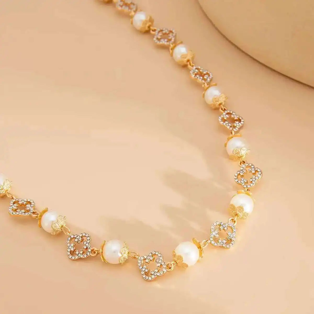 Celestia שרשרת צ׳וקר פנינים פרחוניות