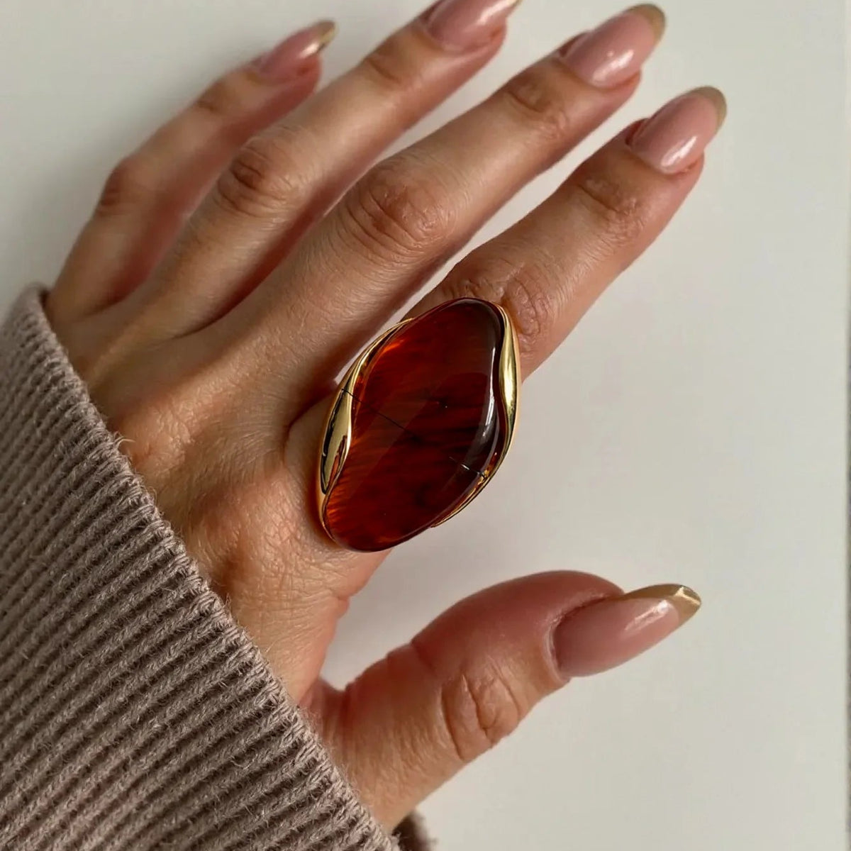 Clyde טבעת גיאומטרית מוזהבת עם שרף