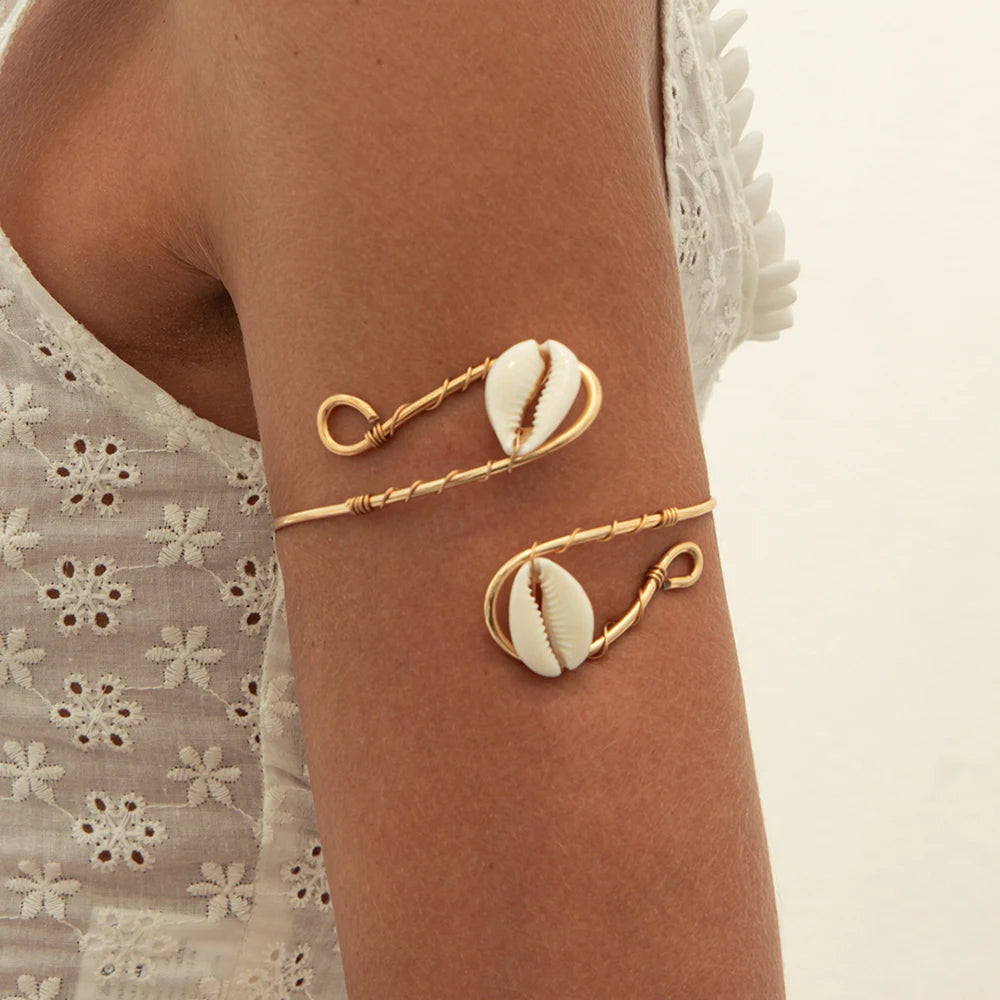 Fry צמיד זרוע פתוח ספירלי עם צדפים