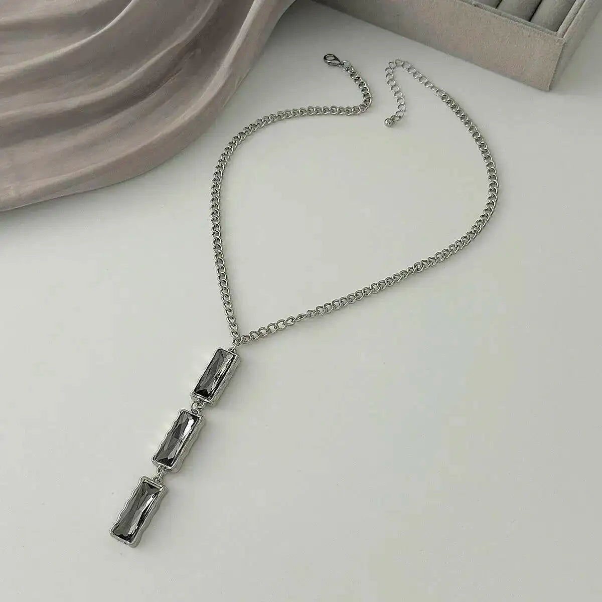 Virella שרשרת צ'וקר עם קריסטל שחור