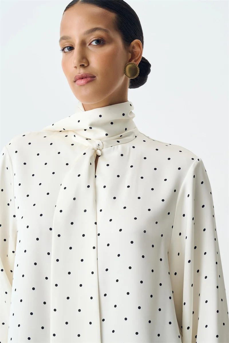 Nia חולצת פולקה דוט סאטן עם קשירה