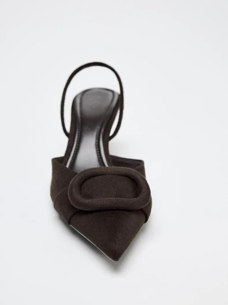 Clarke נעלי עקב מחודדות חום עם רצועה ועיטור אבזם