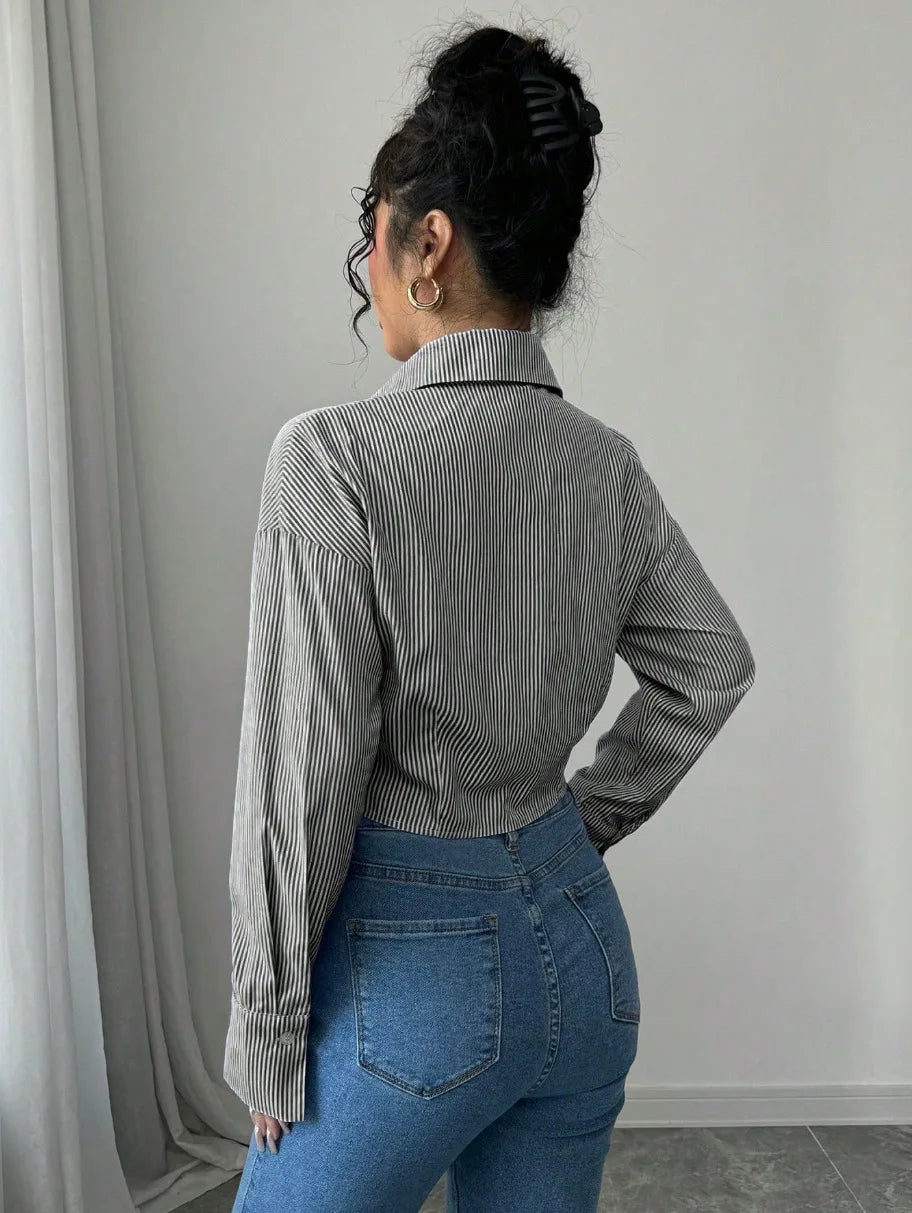 Trevino חולצת פסים קרופ מחויטת