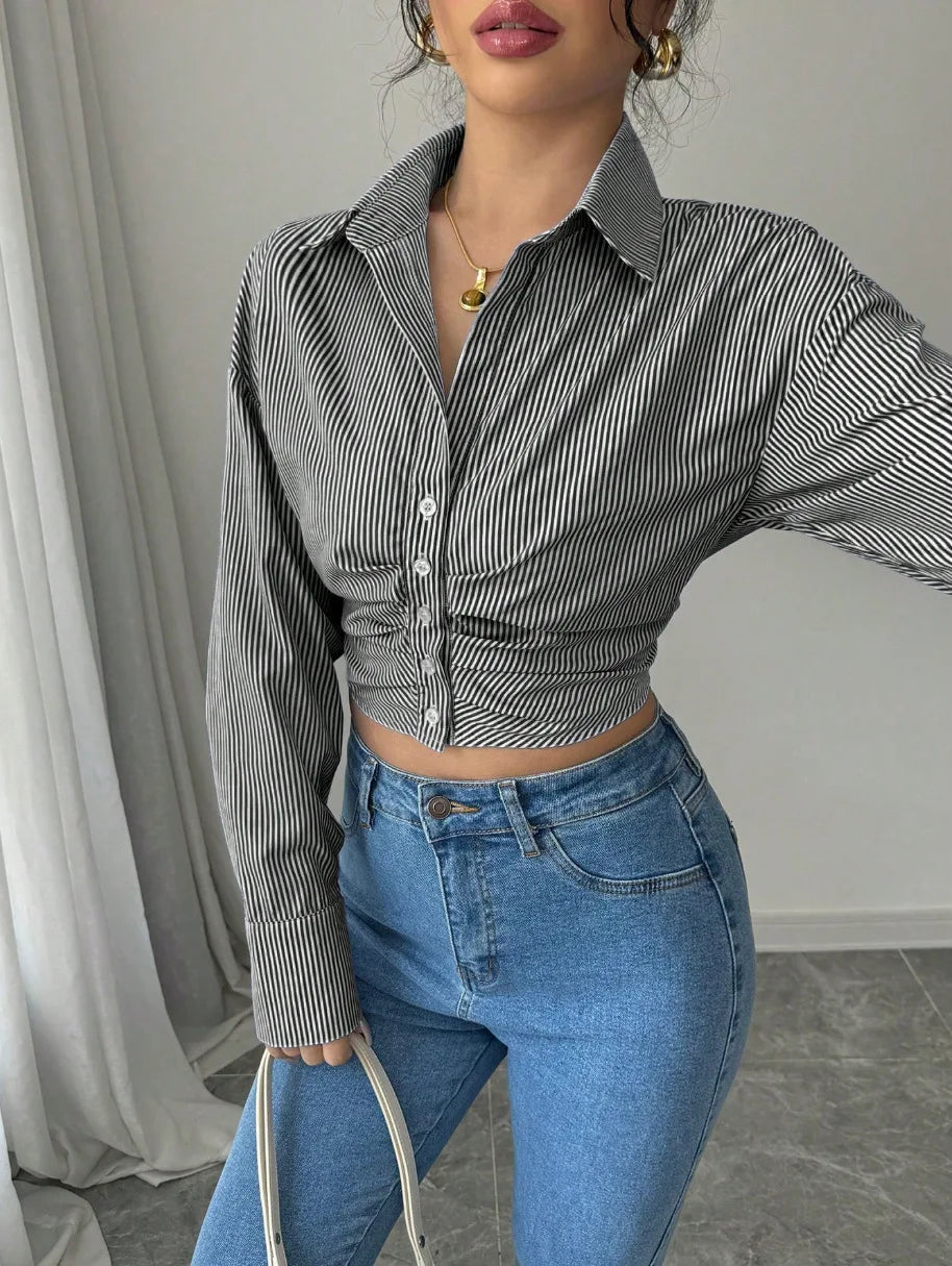 Trevino חולצת פסים קרופ מחויטת