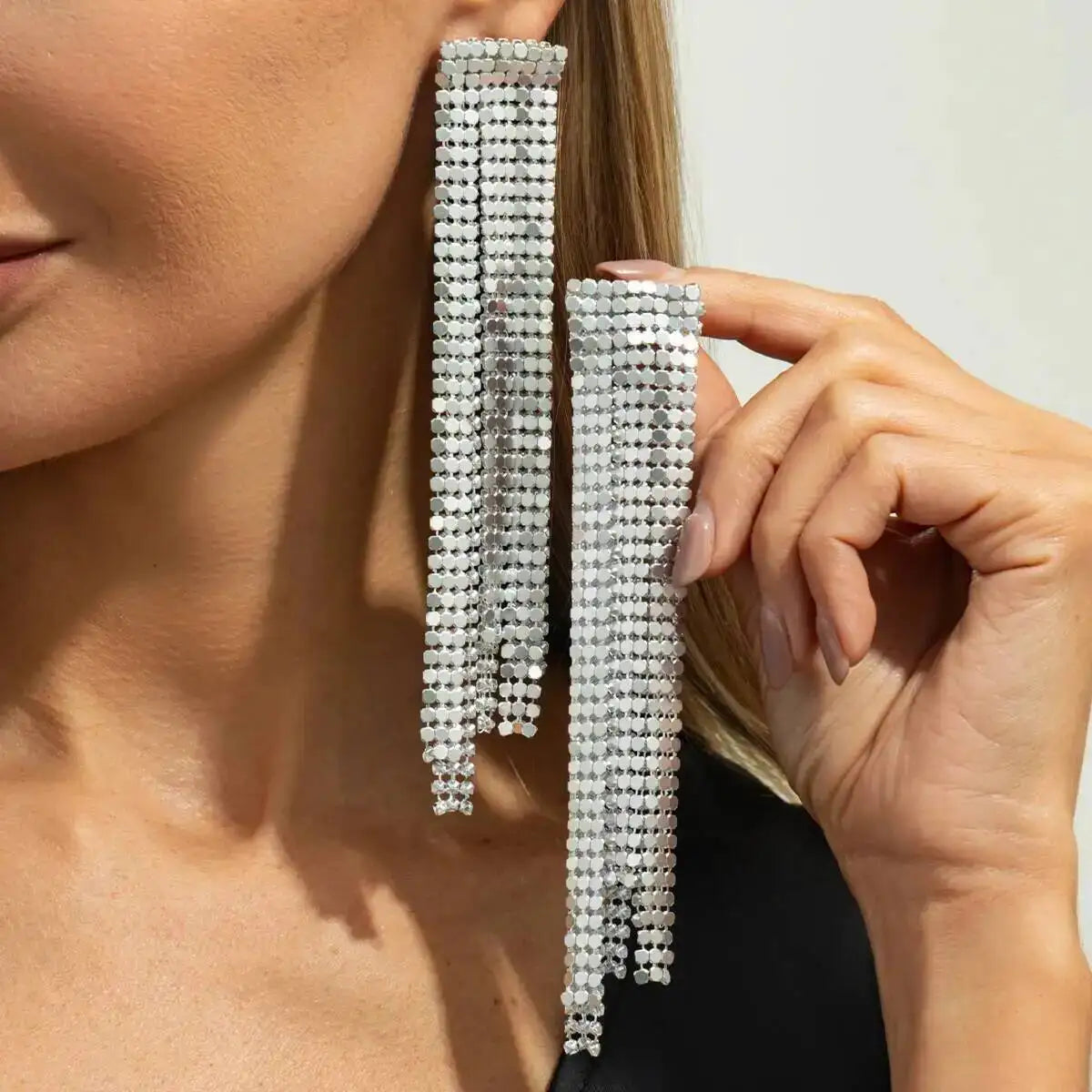 Hess עגילי טאסל זהב נוצצים סטייטמנט ארוכים