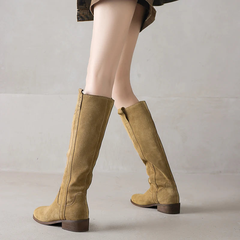 Vinnie מגפי ברך זמש עם עקב בינוני