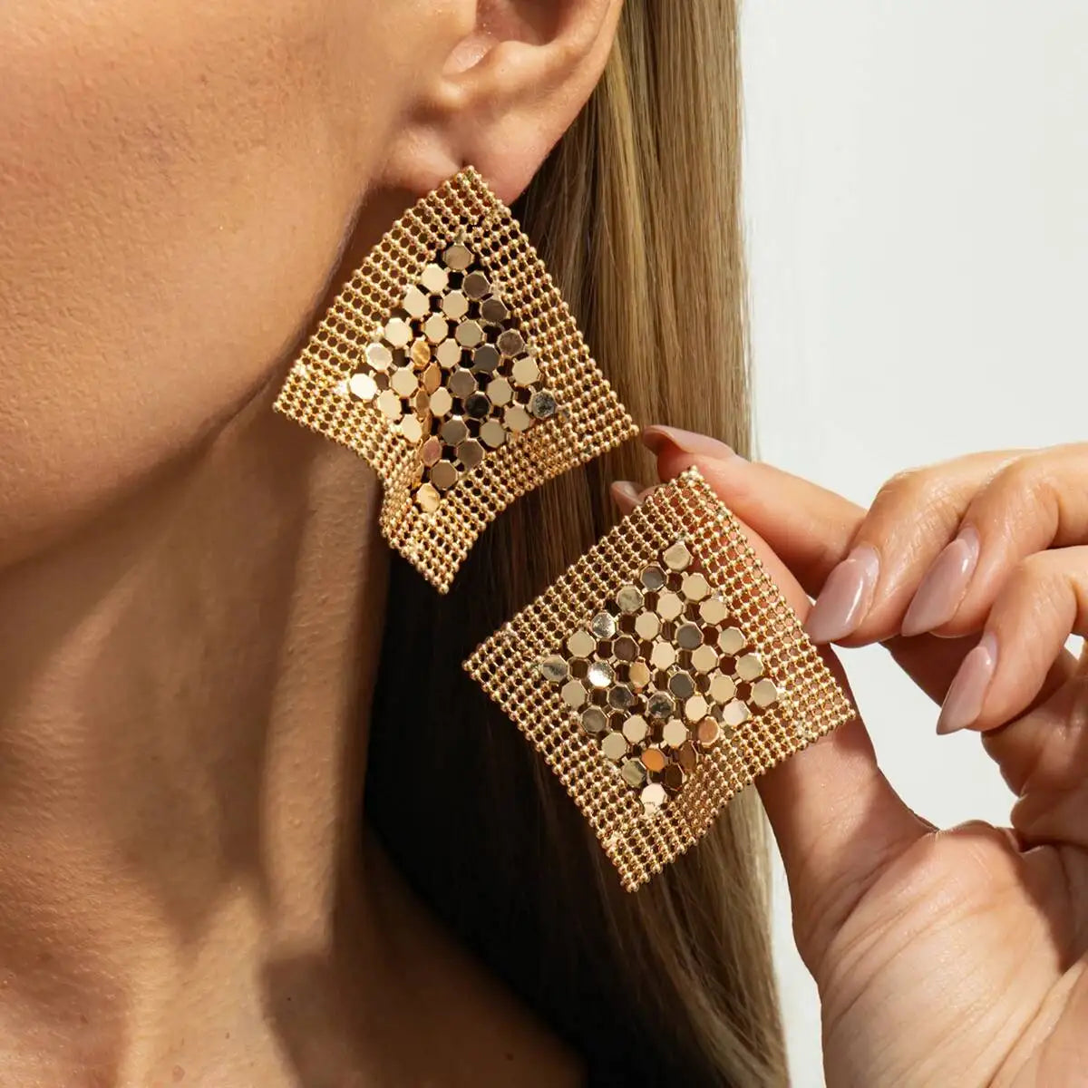 Aurelia עגילי גיאומטריים בעיצוב רשת