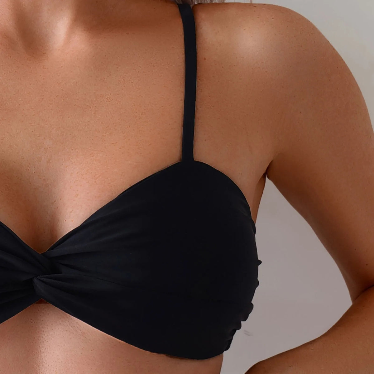 Reid ביקיני שחור בגזרה גבוהה