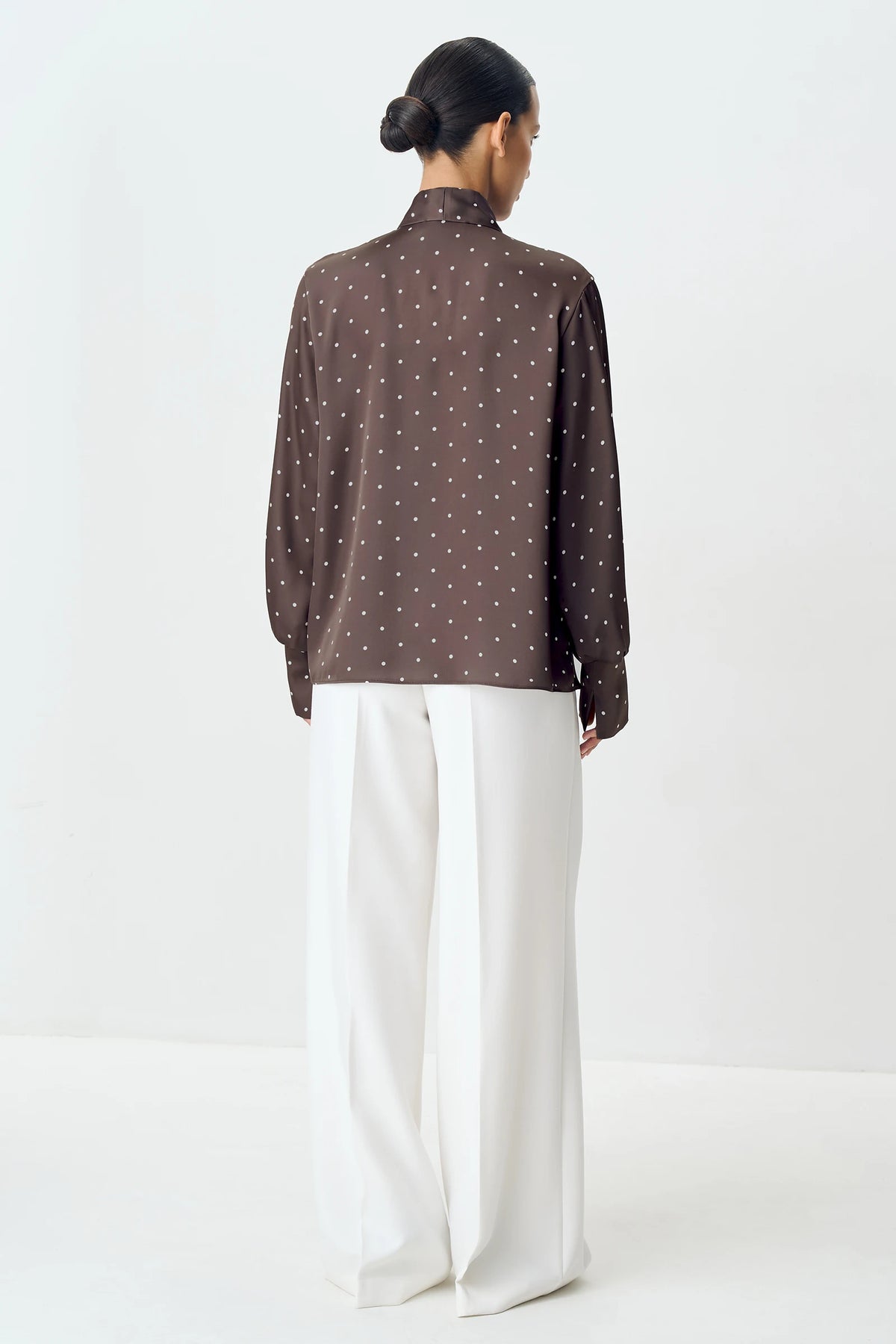 Monica חולצת פולקה דוט סאטן עם קשירה