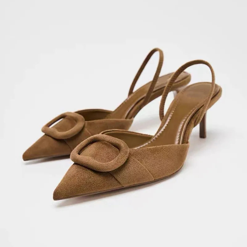 Clarke נעלי עקב מחודדות חום עם רצועה ועיטור אבזם